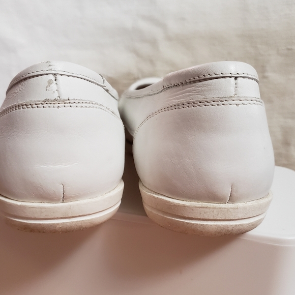 I love comfort white leather slip on flats. Size 8.5. Runs about a size smaller. - Picture 3 of 9